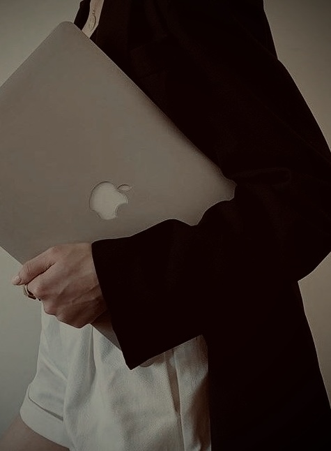 girl with macbook